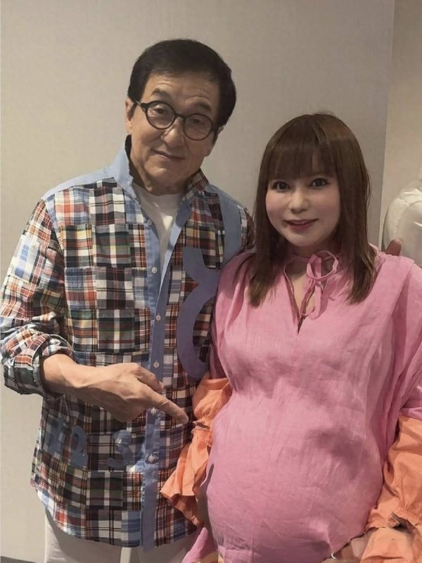 万宝优配 71岁成龙与日本女星中川翔子见面，温柔抚摸其孕肚