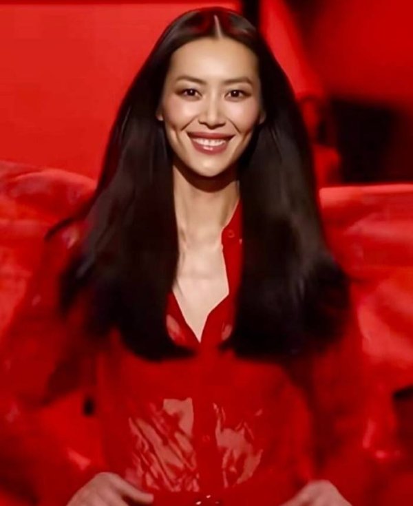 永信证券 刘雯、杨幂闪耀维密大秀！中国面孔崛起，却遭外媒选择性失声？